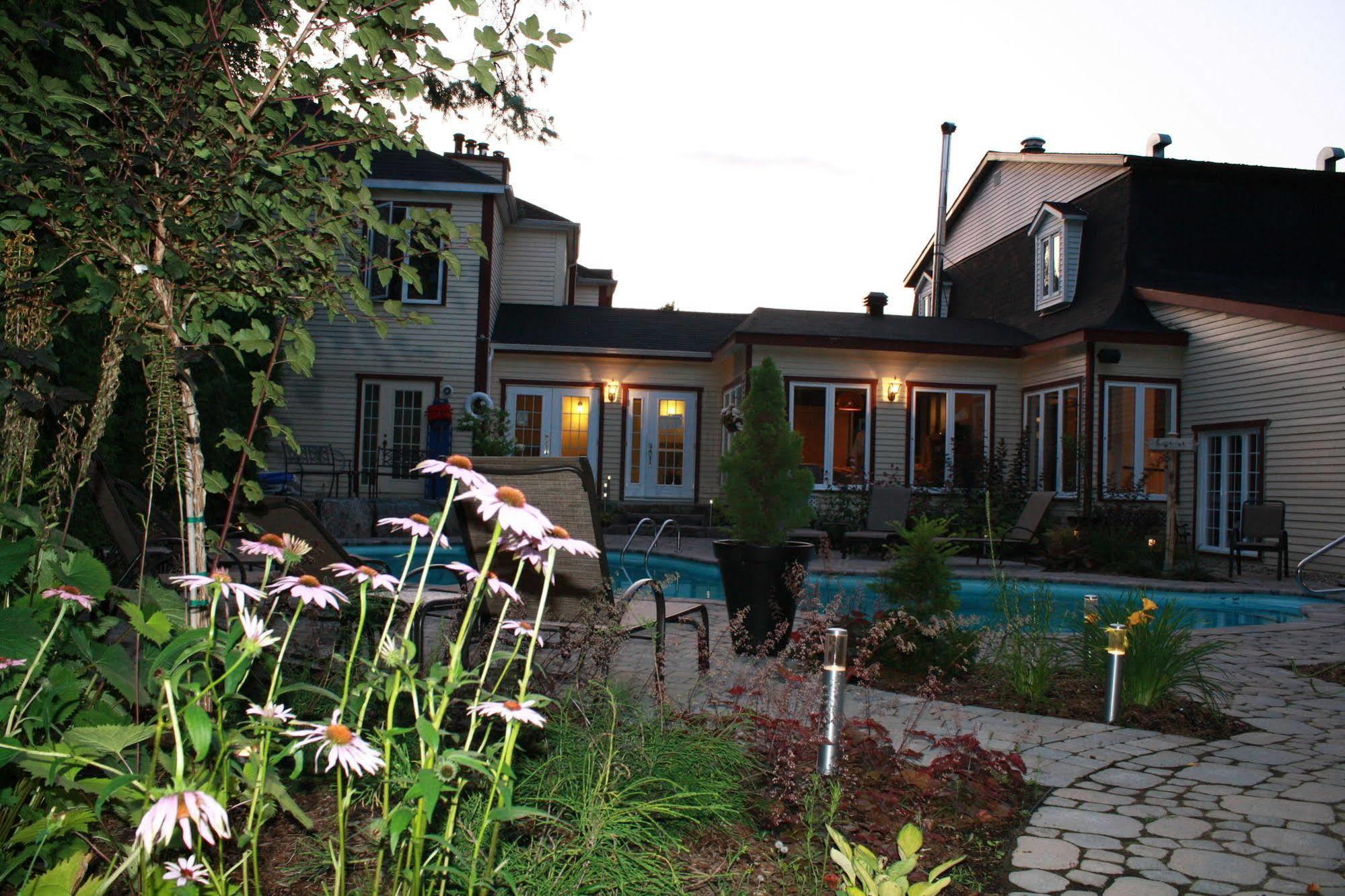 Отель Relais St-Denis Saint-Sauveur Экстерьер фото